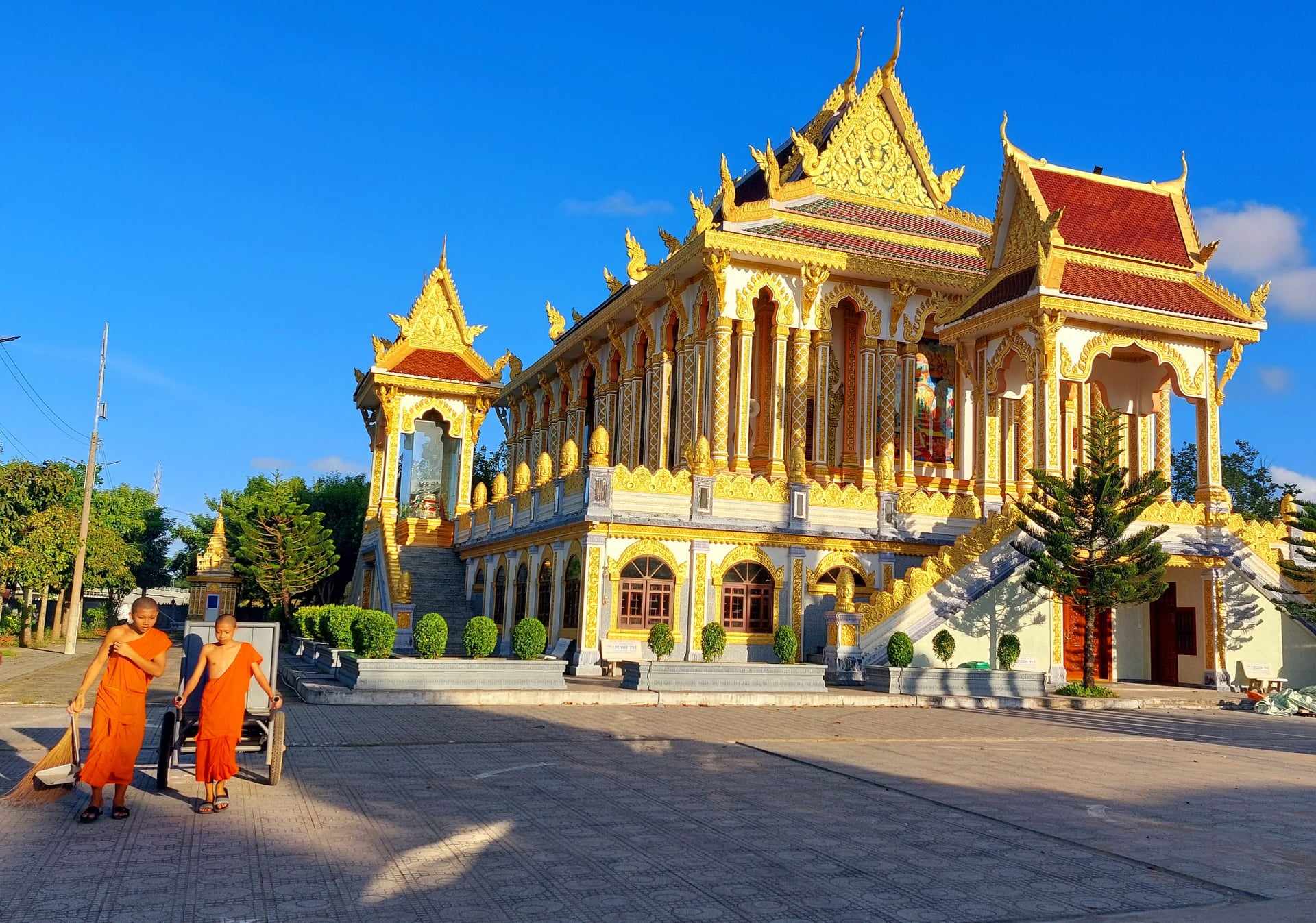 Thăm ng&ocirc;i ch&ugrave;a lộng lẫy sắc v&agrave;ng ở S&oacute;c Trăng - Ảnh 2.