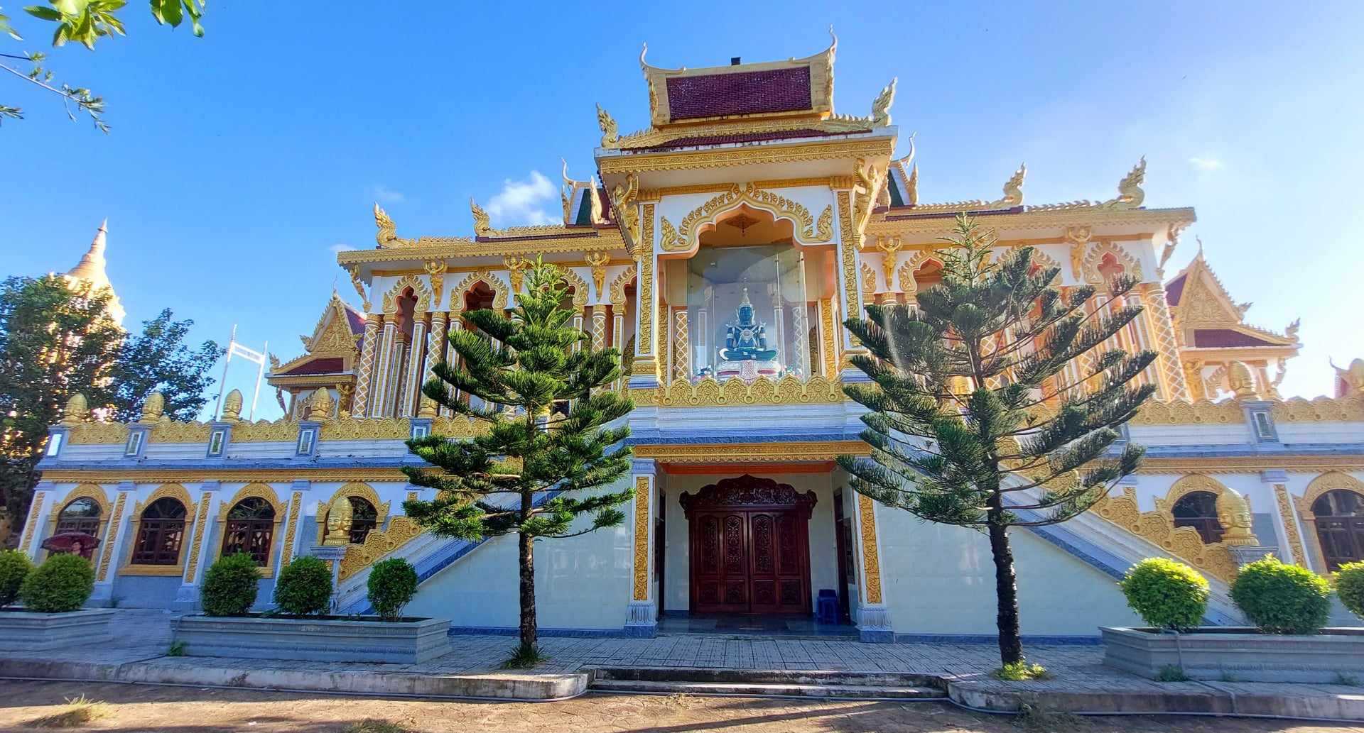 Thăm ng&ocirc;i ch&ugrave;a lộng lẫy sắc v&agrave;ng ở S&oacute;c Trăng - Ảnh 1.