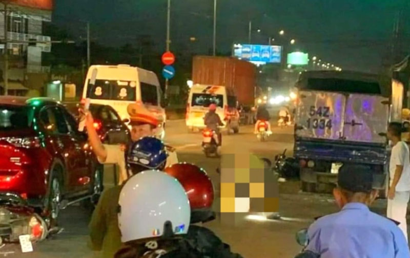 Hiện trường vụ xe tải t&ocirc;ng v&agrave;o nhiều xe m&aacute;y v&agrave; &ocirc; t&ocirc; con chiều muộn ng&agrave;y 5/11.