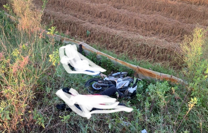 Hiện trường vụ tai nạn tự g&acirc;y khiến nam t&agrave;i xế xe m&aacute;y tử vong tại chỗ.