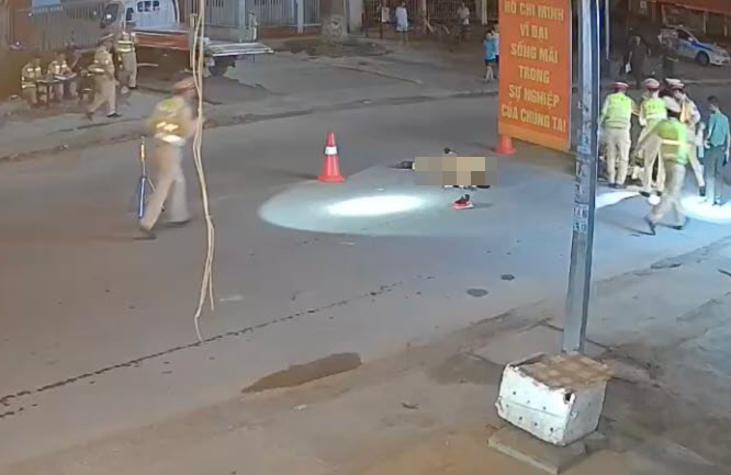 Nam thanh ni&ecirc;n lao xe m&aacute;y v&agrave;o tổ đo nồng độ cồn khiến một CSGT bất tỉnh - Ảnh 1.