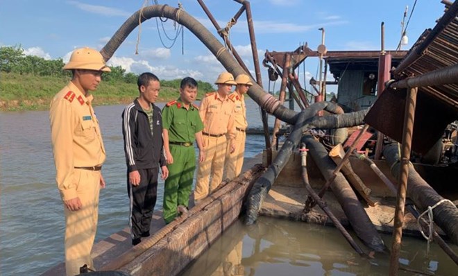 Th&aacute;i B&igrave;nh bắt giữ 2 t&agrave;u khai th&aacute;c c&aacute;t tr&aacute;i ph&eacute;p tr&ecirc;n s&ocirc;ng Hồng - Ảnh 1.
