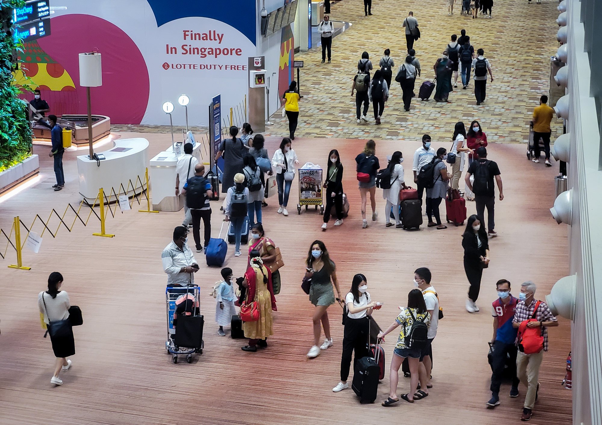 Singapore: Du kh&aacute;ch Trung Quốc bị phạt t&ugrave; v&igrave; t&igrave;m c&aacute;ch hối lộ nh&acirc;n vi&ecirc;n s&acirc;n bay - Ảnh 1.