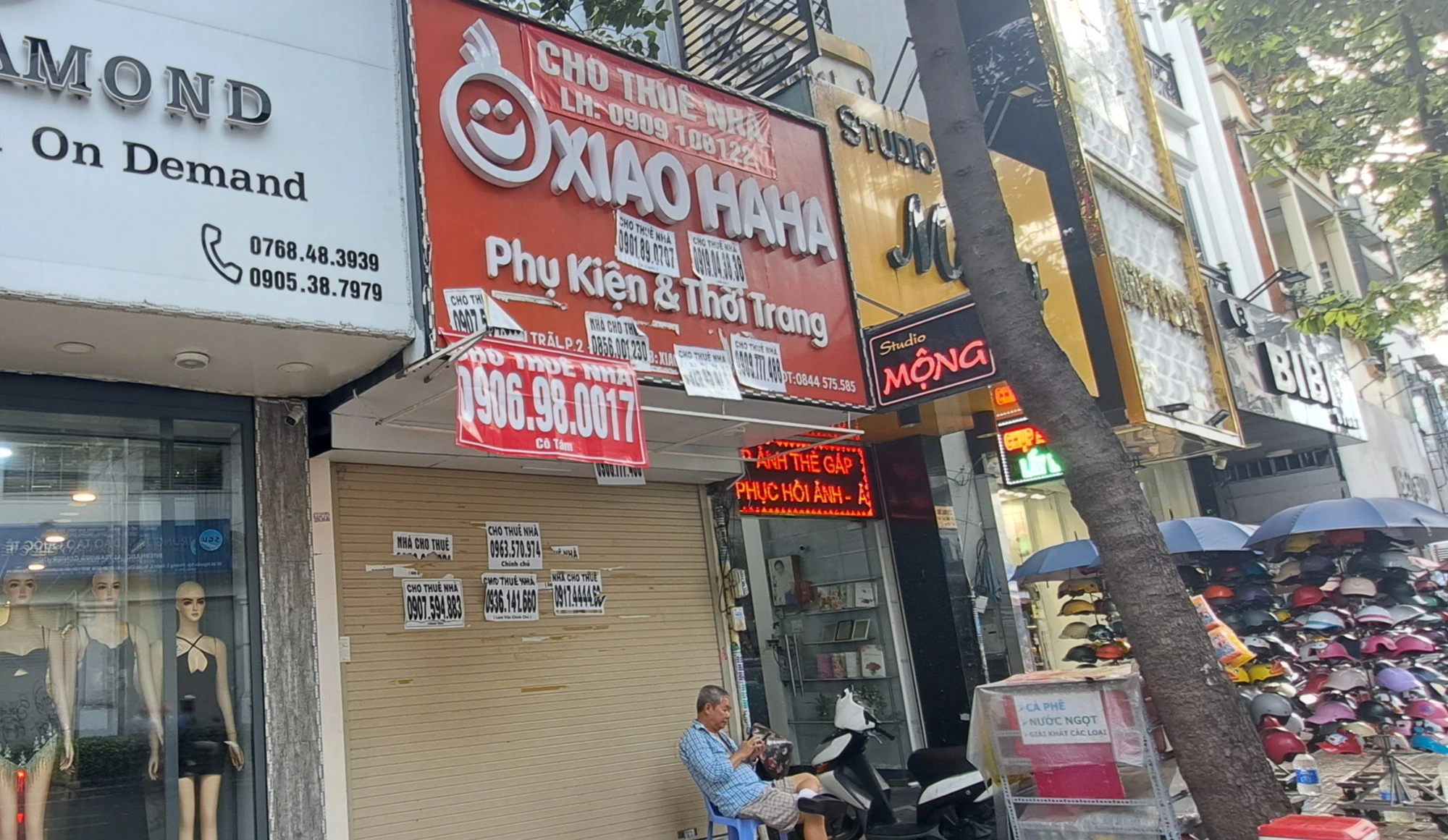 Kinh doanh ế ẩm cửa hàng thời trang đua nhau trả mặt bằng - Ảnh 1. Kinh doanh ế ẩm cửa hàng thời trang đua nhau trả mặt bằng - Ảnh 1.