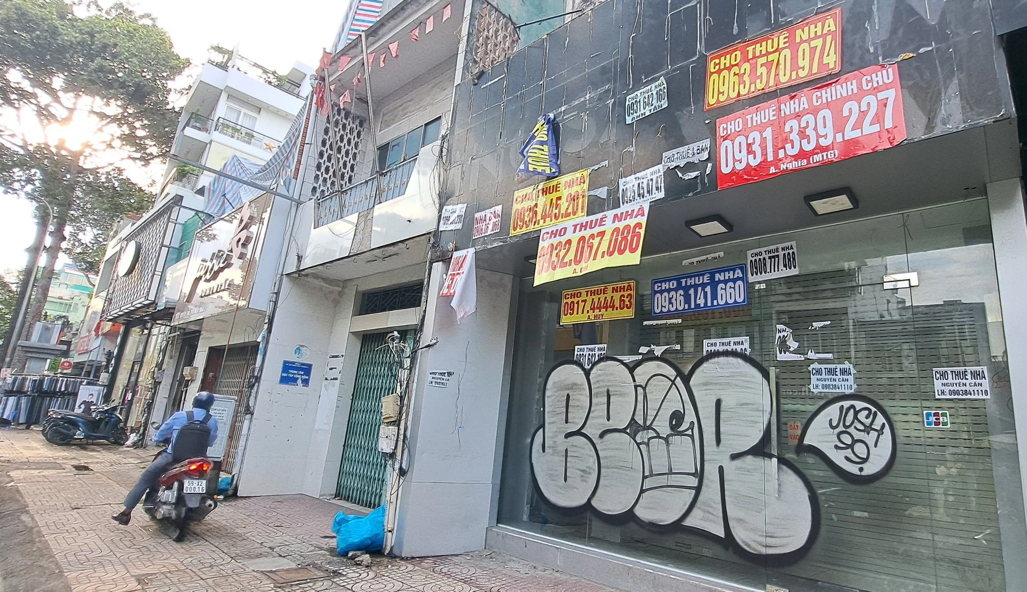 Kinh doanh ế ẩm cửa hàng thời trang đua nhau trả mặt bằng - Ảnh 4. Kinh doanh ế ẩm cửa hàng thời trang đua nhau trả mặt bằng - Ảnh 4.