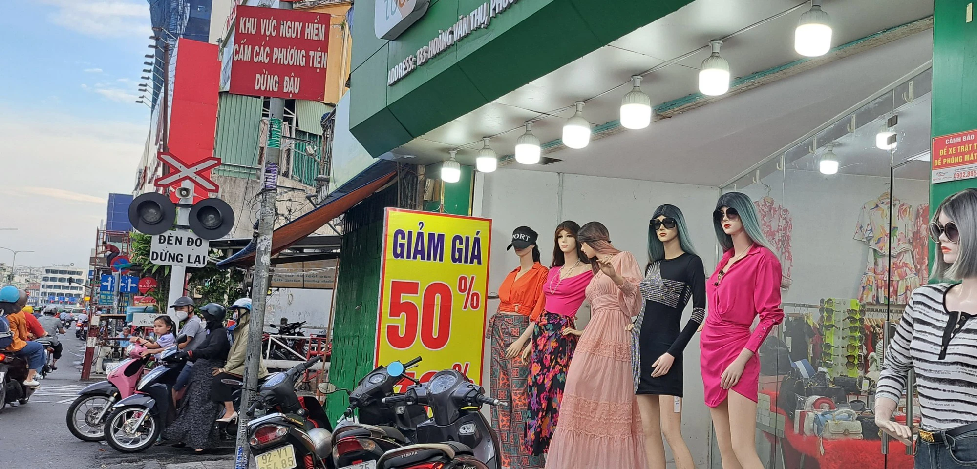 Kinh doanh ế ẩm cửa hàng thời trang đua nhau trả mặt bằng - Ảnh 5. Kinh doanh ế ẩm cửa hàng thời trang đua nhau trả mặt bằng - Ảnh 5.