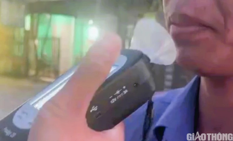 Kiểm tra nồng độ cồn nhưng t&agrave;i xế đếm từ một tới năm, d&iacute;nh mức phạt kịch khung - Ảnh 1.