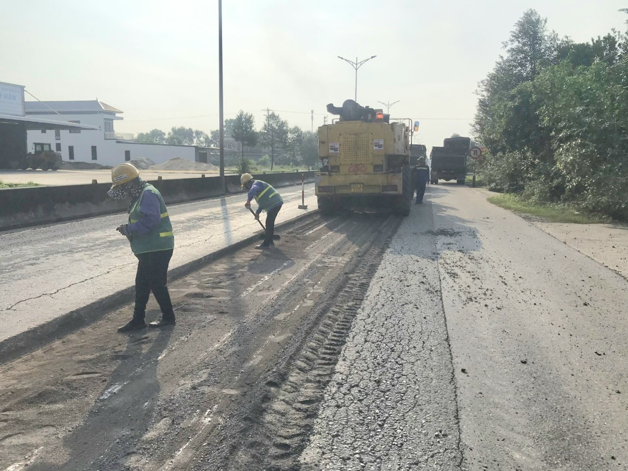 Rốt r&aacute;o khắc phục hư hỏng sau mưa lũ tr&ecirc;n QL1 qua Nghệ An, H&agrave; Tĩnh - Ảnh 2.