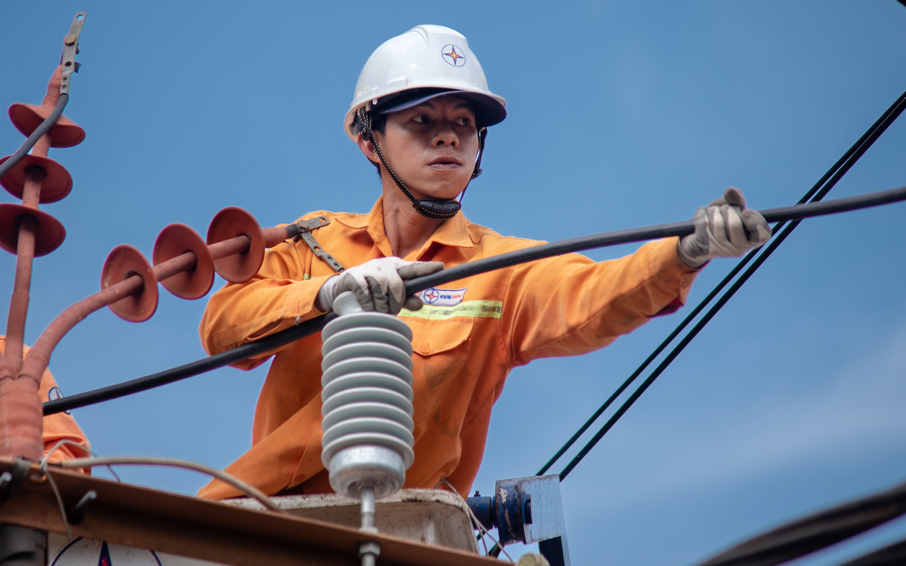 V&igrave; sao người d&acirc;n đang &ldquo;g&aacute;nh&rdquo; tiền điện cho doanh nghiệp sản xuất?