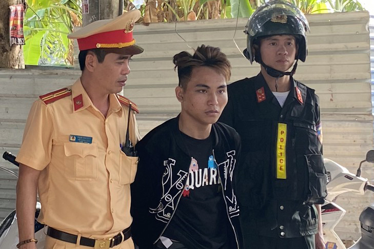 CSGT bắt nghi can giết người chạy trốn tr&ecirc;n xe SH - Ảnh 1.