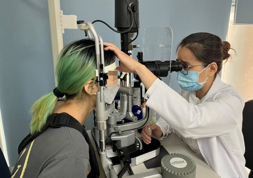 C&ocirc; g&aacute;i 22 tuổi bị biến chứng đục thủy tinh thể do mắc căn bệnh n&agrave;y - Ảnh 1.