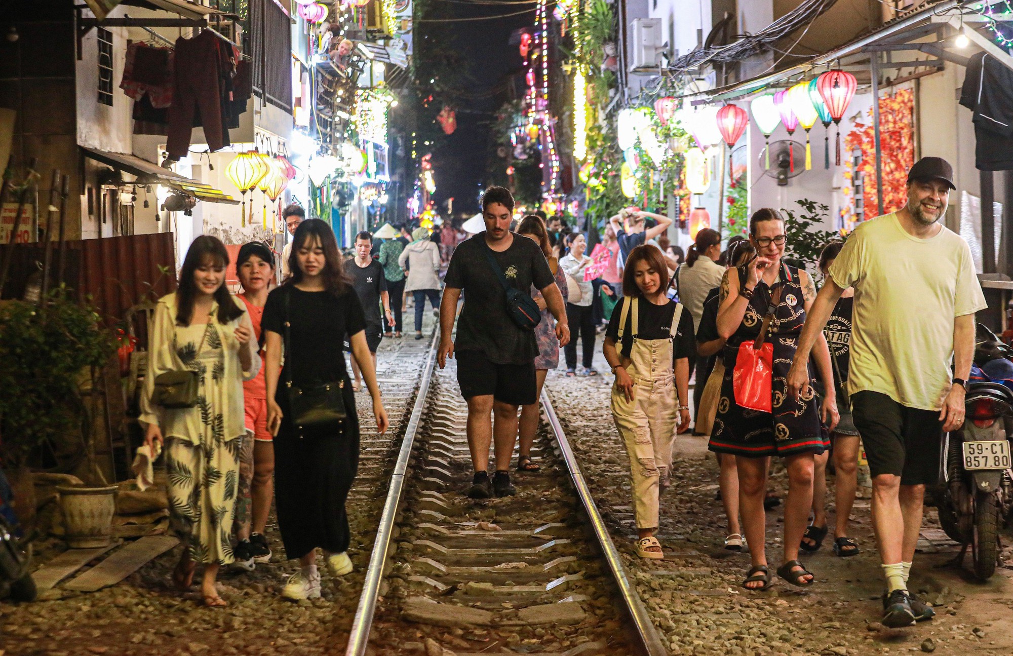 Đường sắt đề nghị địa phương giải tỏa h&agrave;ng qu&aacute;n tụ điểm c&agrave; ph&ecirc; đường t&agrave;u - Ảnh 1.