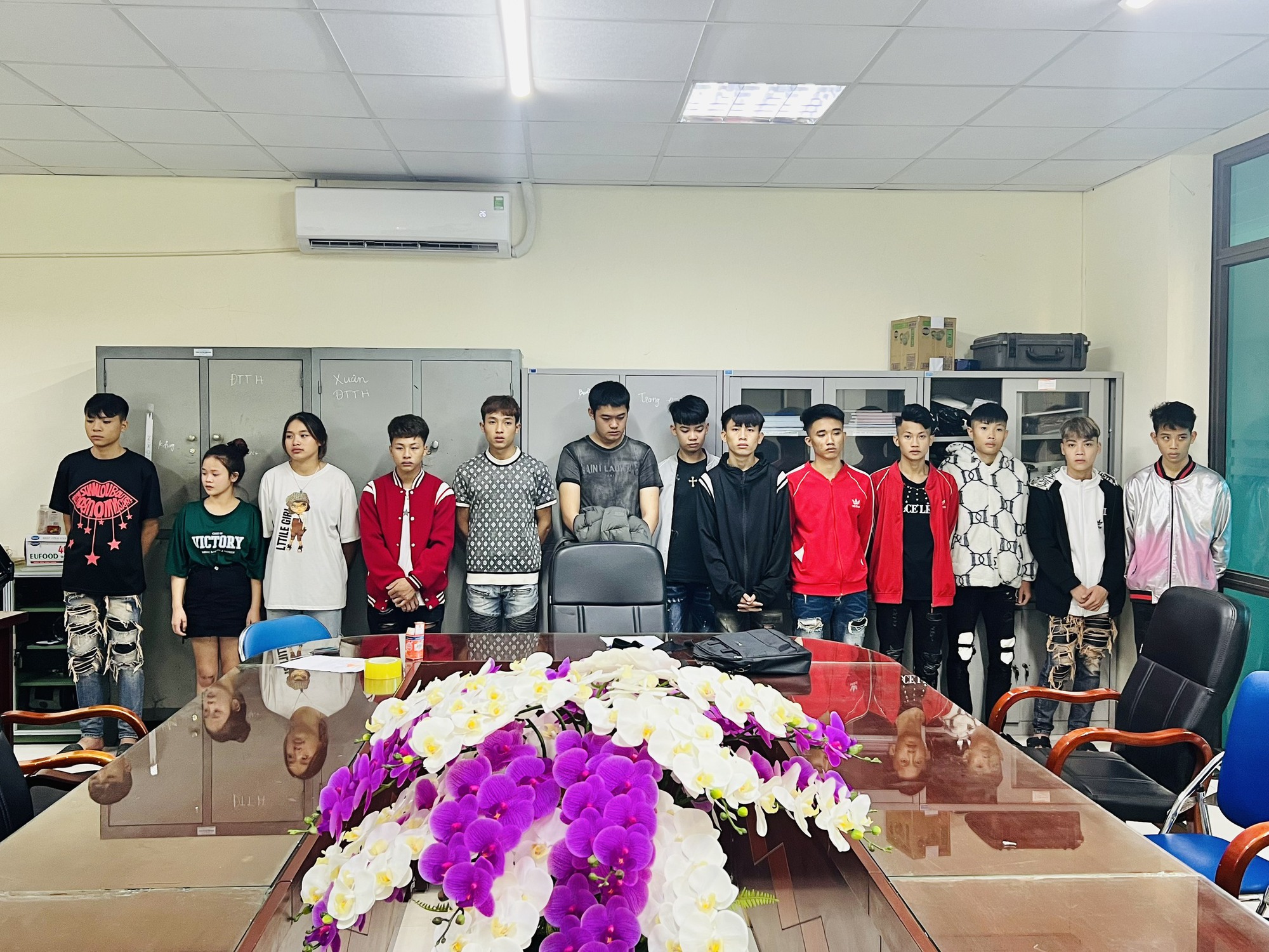 Bắt nh&oacute;m thanh thiếu ni&ecirc;n kh&ocirc;ng đội mũ bảo hiểm mang dao ph&oacute;ng lợn bị hỗn chiến ở L&agrave;o Cai - Ảnh 3.