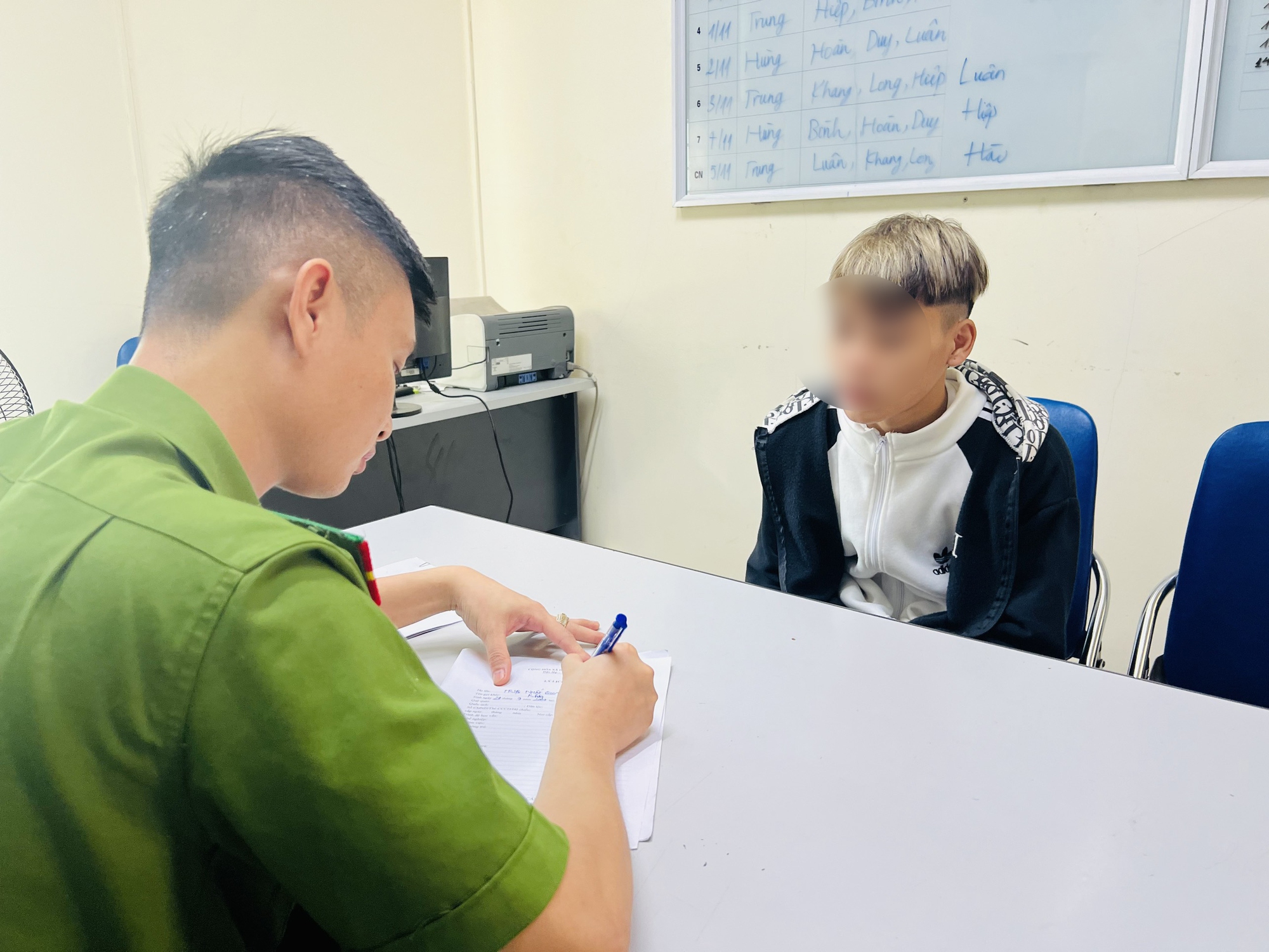 Bắt nh&oacute;m thanh thiếu ni&ecirc;n kh&ocirc;ng đội mũ bảo hiểm mang dao ph&oacute;ng lợn bị hỗn chiến ở L&agrave;o Cai - Ảnh 2.