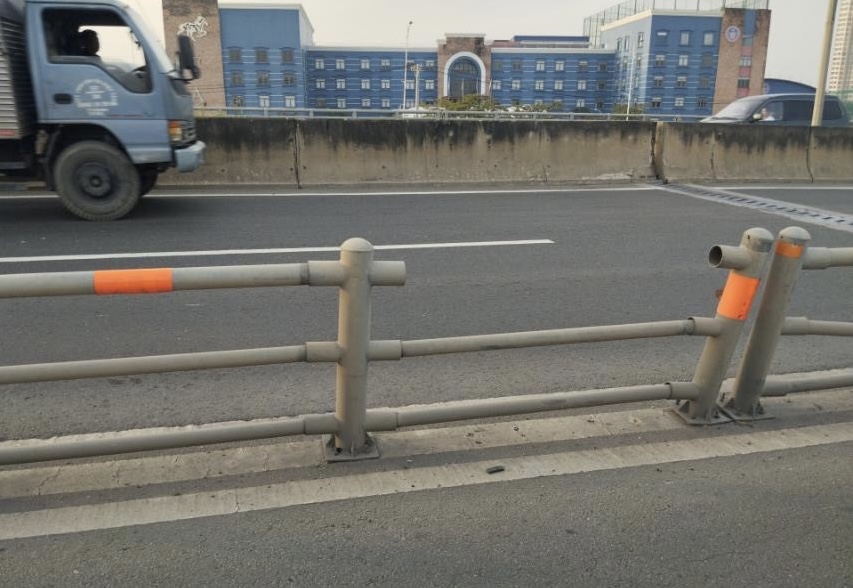 Tên trộm cứ đêm xuống lại lén lút tháo trụ thép dải phân cách đường dẫn cao tốc - Ảnh 1. Tên trộm cứ đêm xuống lại lén lút tháo trụ thép dải phân cách đường dẫn cao tốc - Ảnh 1.