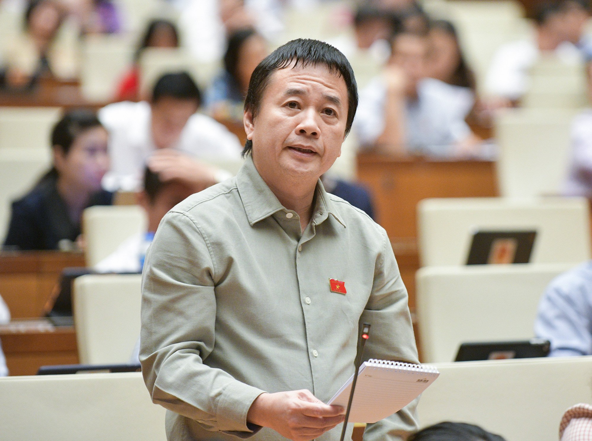 ĐBQH chất vấn t&igrave;nh trạng c&aacute;n bộ "ch&acirc;n m&igrave;nh c&ograve;n lấm b&ecirc; b&ecirc; tay cầm b&oacute; đuốc đi r&ecirc; ch&acirc;n người" - Ảnh 1.