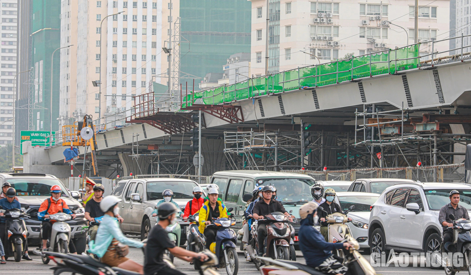 Hai đơn nguy&ecirc;n cầu đ&ocirc; thị n&uacute;t giao Mai Dịch dần th&agrave;nh h&igrave;nh sau 9 th&aacute;ng thi c&ocirc;ng  - Ảnh 12.