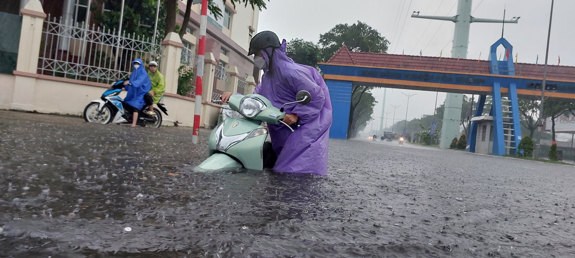 Đường phố Đ&agrave; Nẵng lại ngập sau mưa lớn, &ocirc; t&ocirc;, xe m&aacute;y b&igrave; b&otilde;m lội nước - Ảnh 1.