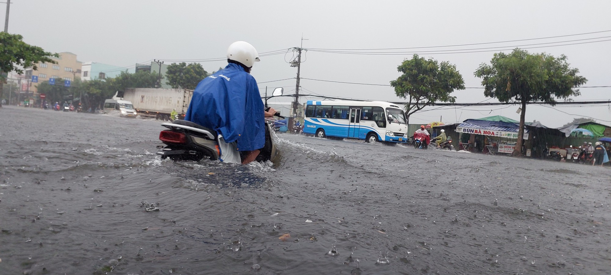 Đường phố Đ&agrave; Nẵng lại ngập sau mưa lớn, &ocirc; t&ocirc;, xe m&aacute;y b&igrave; b&otilde;m lội nước - Ảnh 4.