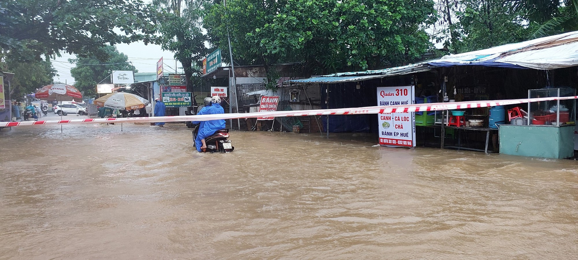 Đường phố Đ&agrave; Nẵng lại ngập sau mưa lớn, &ocirc; t&ocirc;, xe m&aacute;y b&igrave; b&otilde;m lội nước - Ảnh 8.
