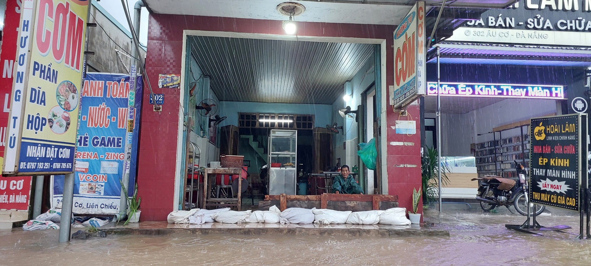 Đường phố Đ&agrave; Nẵng lại ngập sau mưa lớn, &ocirc; t&ocirc;, xe m&aacute;y b&igrave; b&otilde;m lội nước - Ảnh 9.