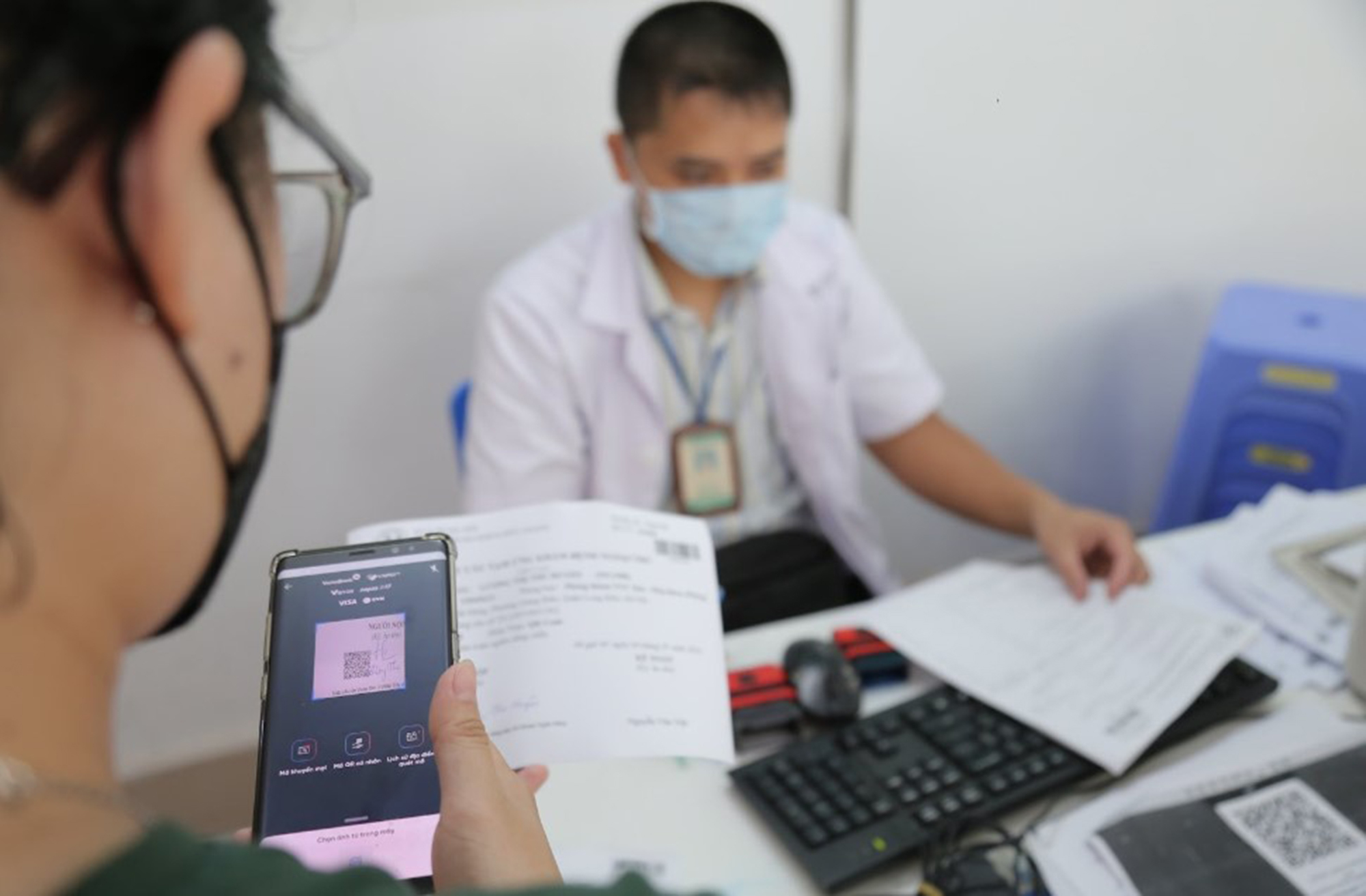 Số h&oacute;a y tế, x&oacute;a cảnh xếp h&agrave;ng ở bệnh viện - Ảnh 1.