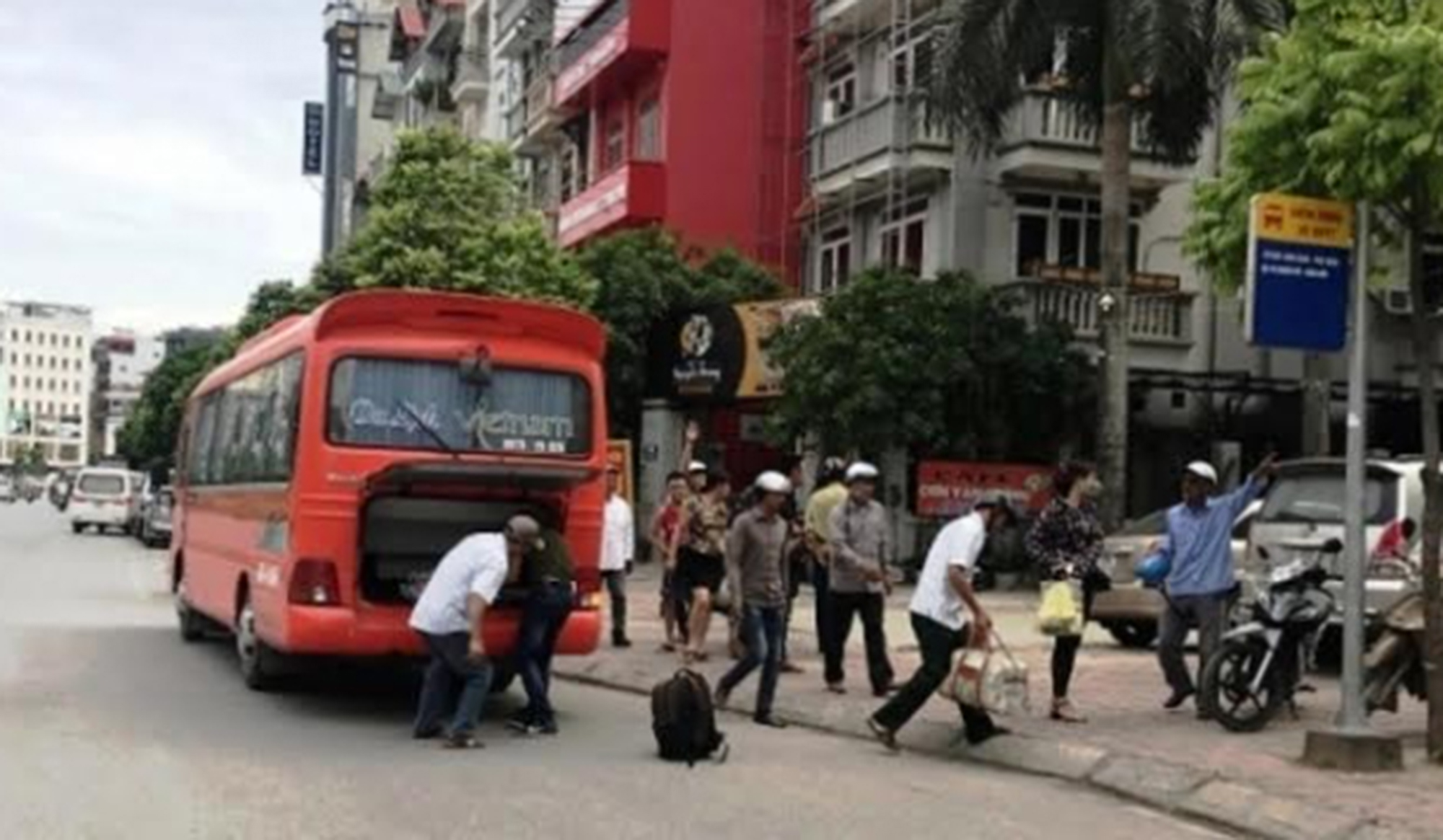 Hà Nội đề xuất nhiều giải pháp xóa xe dù, bến cóc - Ảnh 1. Hà Nội đề xuất nhiều giải pháp xóa xe dù, bến cóc - Ảnh 1.