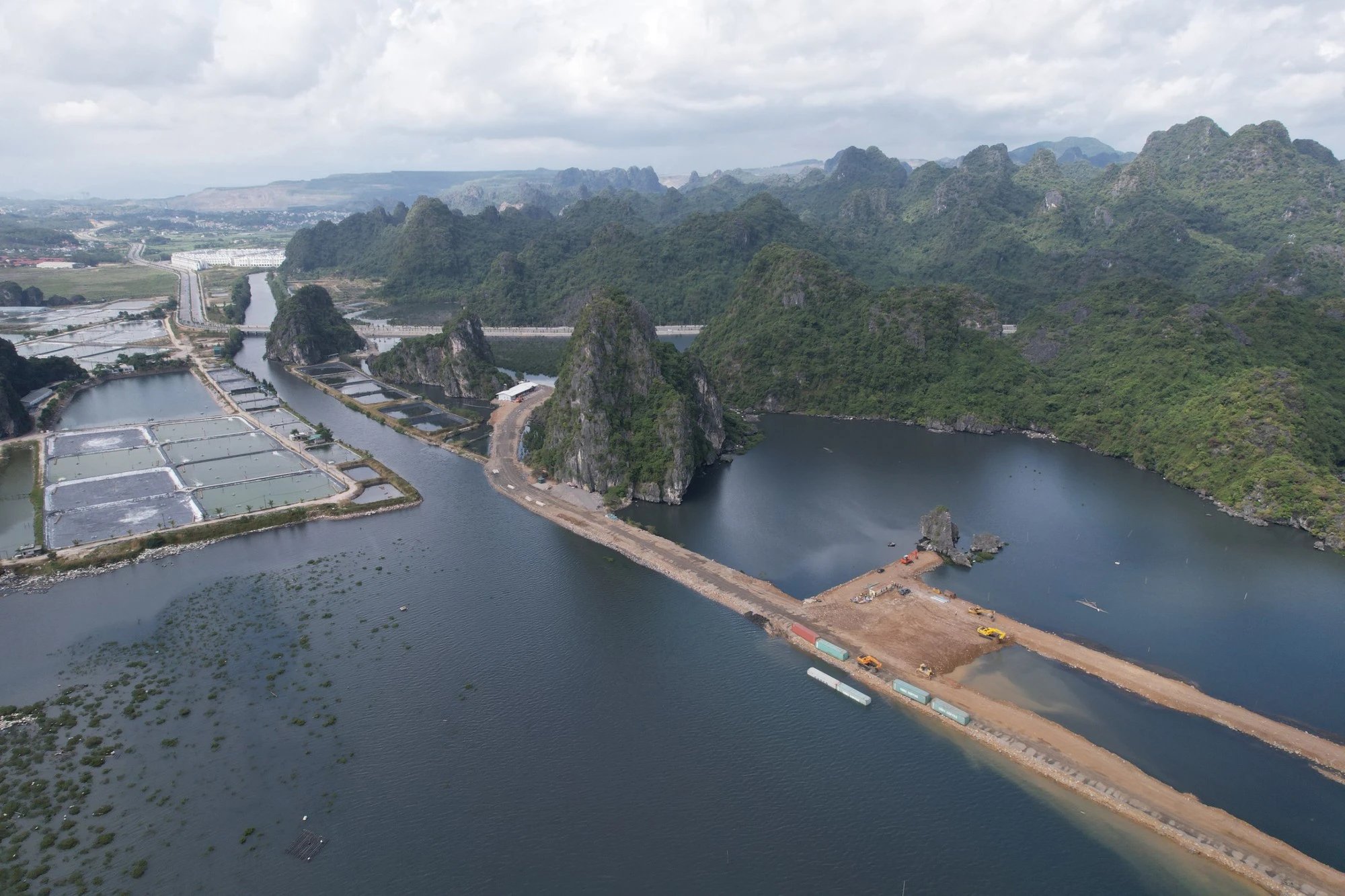 V&igrave; sao dự &aacute;n khu đ&ocirc; thị mới gần 1.200 tỷ đồng ở bờ vịnh Hạ Long bị kiểm tra, xử l&yacute;? - Ảnh 1.