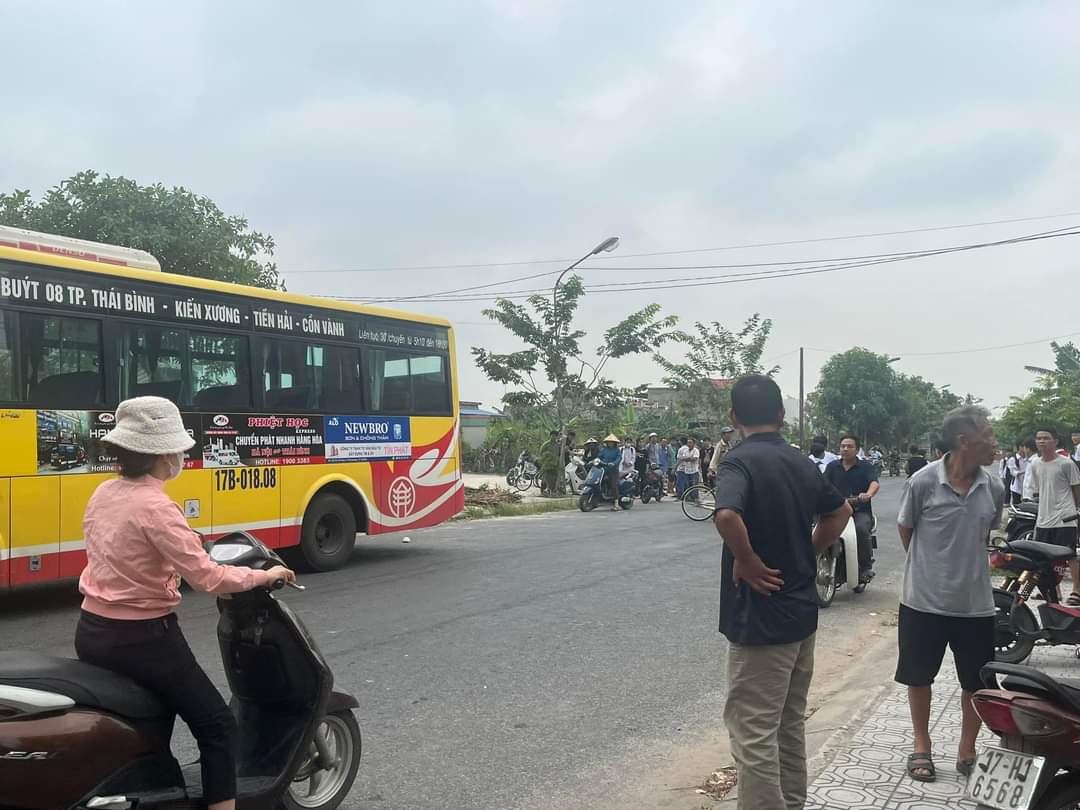 Th&aacute;i B&igrave;nh: B&eacute; g&aacute;i 6 tuổi một m&igrave;nh đi bộ qua đường bị xe Buyt đ&acirc;m tử vong - Ảnh 1.