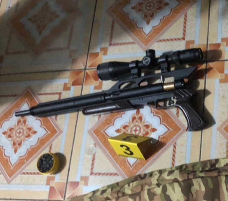 Sau tiệc rượu d&ugrave;ng s&uacute;ng bắn bạn nhậu bị thương - Ảnh 1.