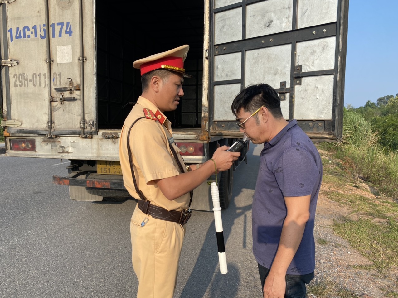 Xử nghi&ecirc;m xe cơ nới th&agrave;nh th&ugrave;ng, qu&aacute; tải, đẩy l&ugrave;i TNGT nơi th&agrave;nh phố v&ugrave;ng bi&ecirc;n Quảng Ninh - Ảnh 3.