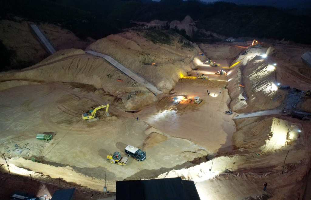 Xẻ núi, mở đường làm hồ nước lớn dưới chân núi Thiên Sơn nơi đất mỏ - Ảnh 4. Xẻ núi, mở đường làm hồ nước lớn dưới chân núi Thiên Sơn nơi đất mỏ - Ảnh 4.