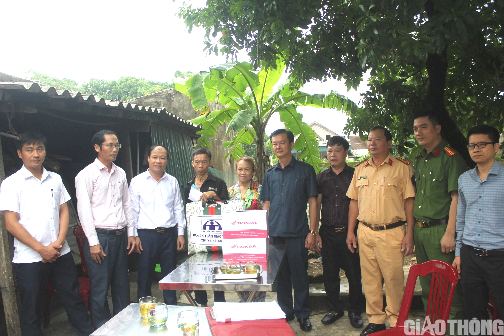 L&atilde;nh đạo tỉnh H&agrave; Tĩnh thăm hỏi gia đ&igrave;nh c&oacute; nạn nh&acirc;n tử vong v&igrave; TNGT - Ảnh 2.