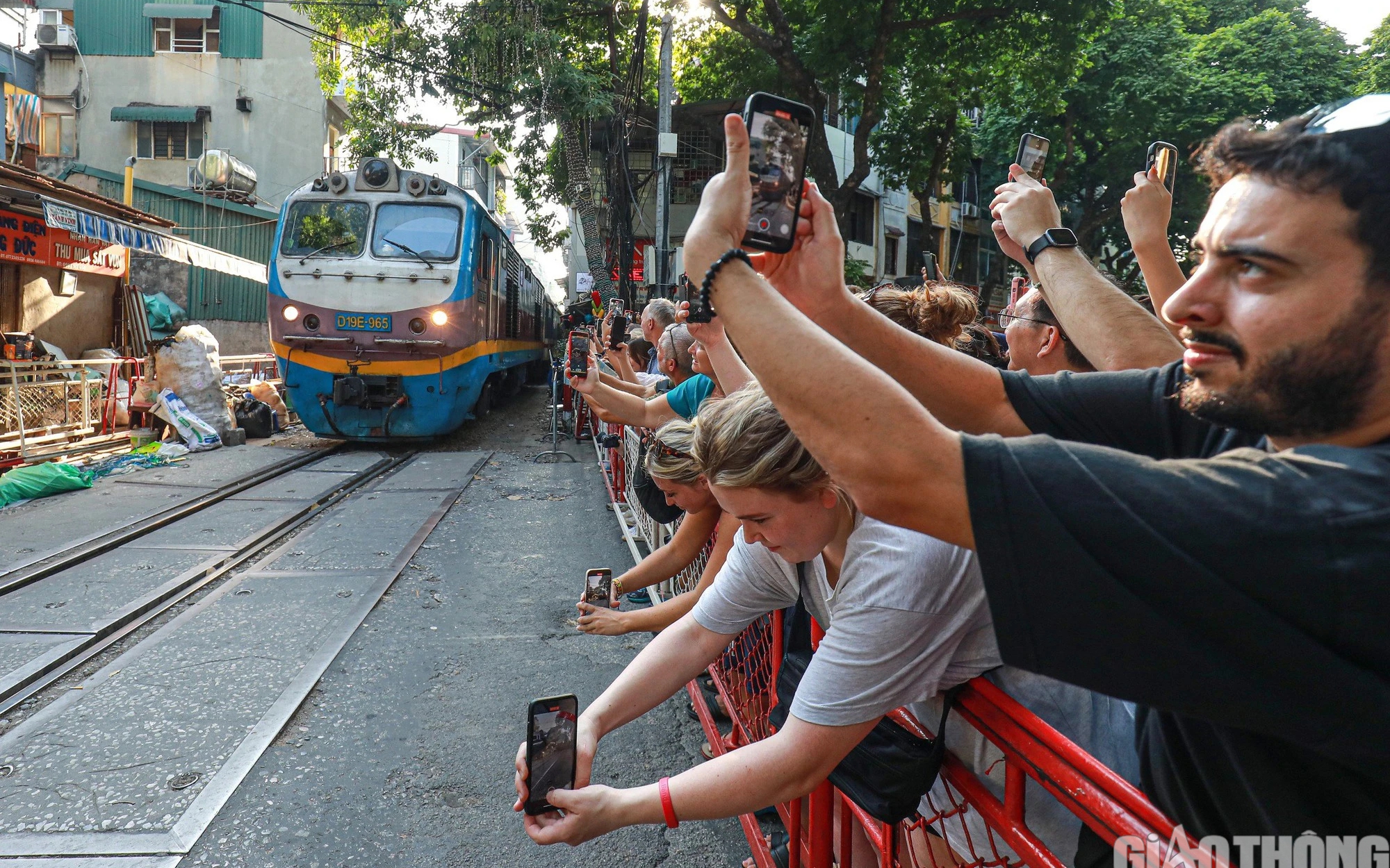 Lo mất an to&agrave;n, đường sắt đề nghị sớm giải tỏa tụ điểm c&agrave; ph&ecirc; đường t&agrave;u