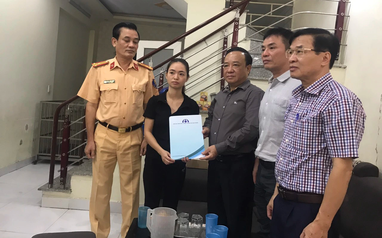 Ban ATGT TP.Hải Ph&ograve;ng thăm hỏi c&aacute;c gia đ&igrave;nh nạn nh&acirc;n bị TNGT - Ảnh 2.