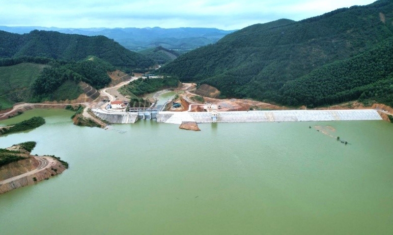 Xẻ núi, mở đường làm hồ nước lớn dưới chân núi Thiên Sơn nơi đất mỏ - Ảnh 3. Xẻ núi, mở đường làm hồ nước lớn dưới chân núi Thiên Sơn nơi đất mỏ - Ảnh 3.