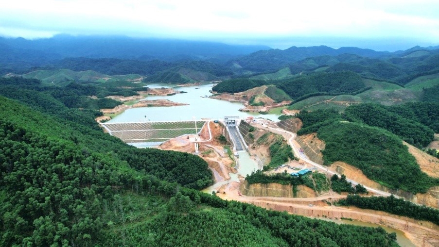 Xẻ núi, mở đường làm hồ nước lớn dưới chân núi Thiên Sơn nơi đất mỏ - Ảnh 1. Xẻ núi, mở đường làm hồ nước lớn dưới chân núi Thiên Sơn nơi đất mỏ - Ảnh 1.