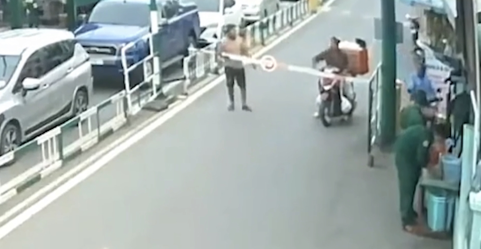 Hai người đ&agrave;n &ocirc;ng xe m&aacute;y ngược chiều v&agrave;o ph&agrave; C&aacute;t L&aacute;i rồi đ&aacute;nh lu&ocirc;n nh&acirc;n vi&ecirc;n ph&agrave; - Ảnh 1.