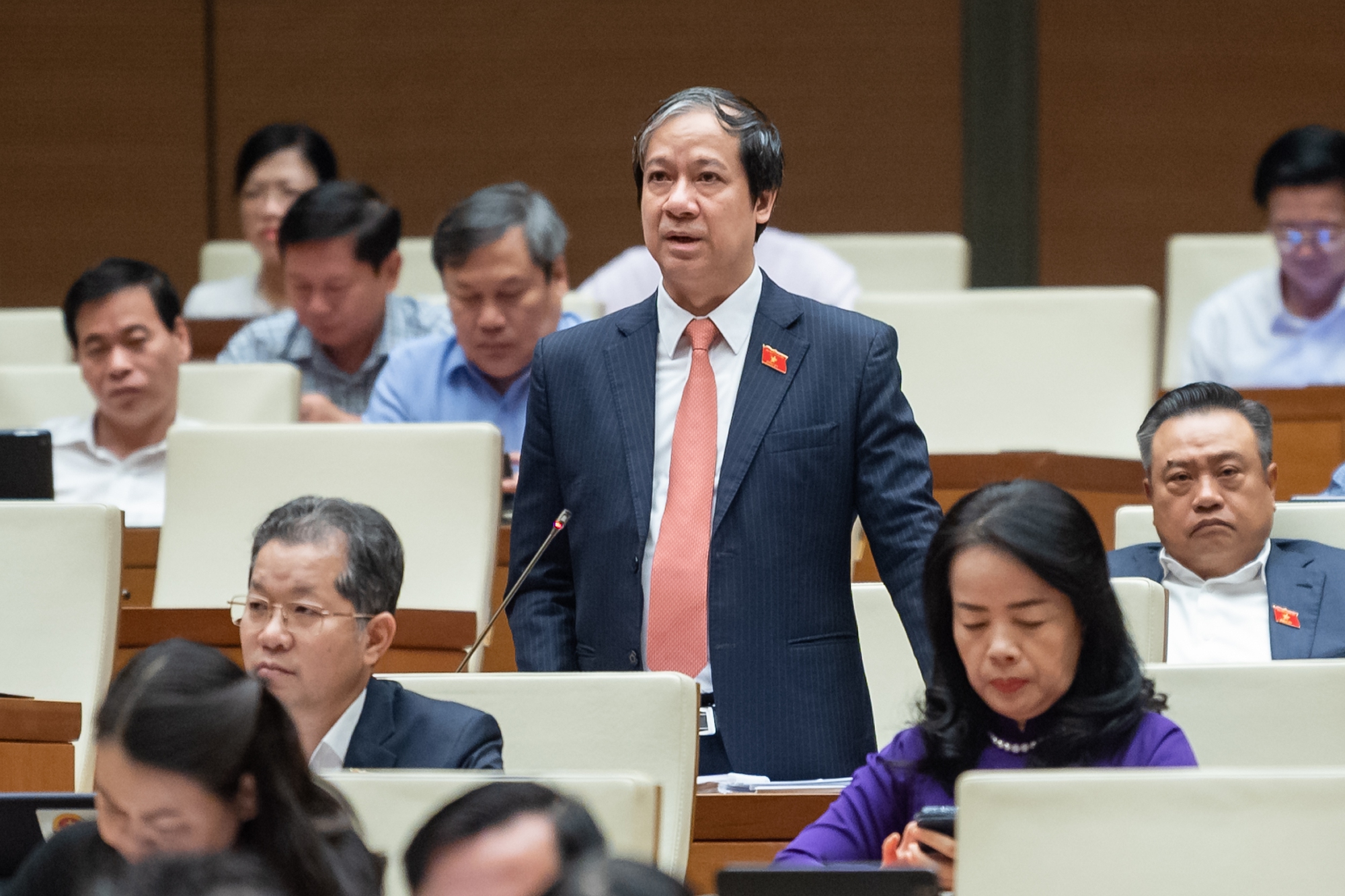 Bộ trưởng GD-ĐT n&oacute;i g&igrave; về hiện tượng "mỗi năm đến trường phụ huynh man m&aacute;c buồn" v&igrave; SGK? - Ảnh 2.