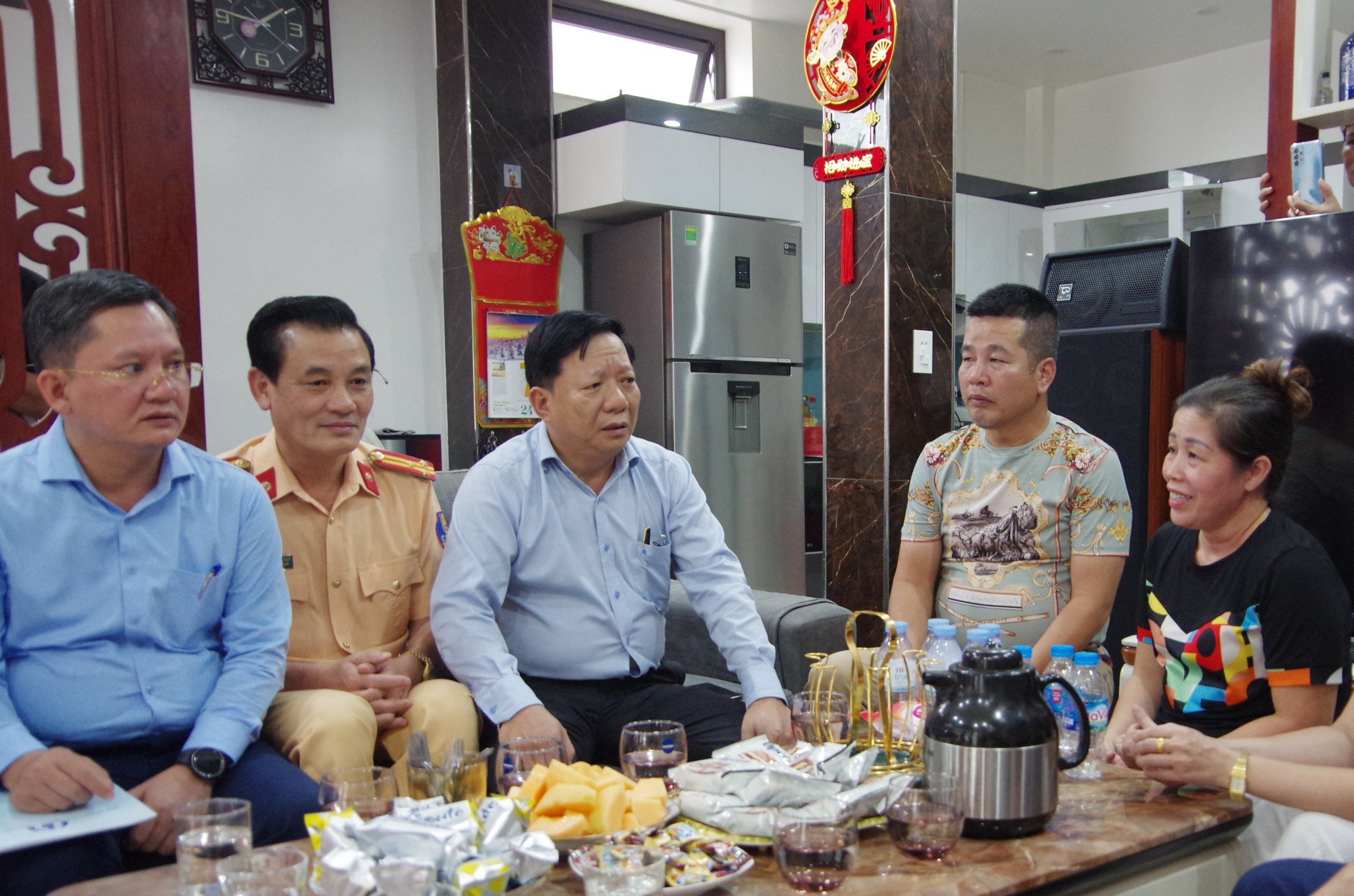 Ban ATGT TP.Hải Ph&ograve;ng thăm hỏi c&aacute;c gia đ&igrave;nh nạn nh&acirc;n bị TNGT - Ảnh 1.