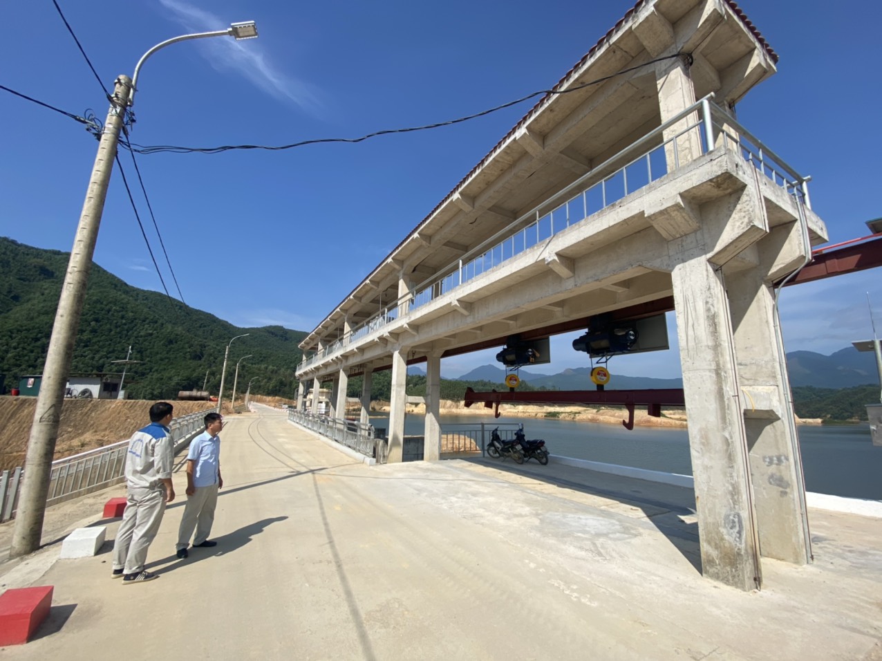 Xẻ núi, mở đường làm hồ nước lớn dưới chân núi Thiên Sơn nơi đất mỏ - Ảnh 5. Xẻ núi, mở đường làm hồ nước lớn dưới chân núi Thiên Sơn nơi đất mỏ - Ảnh 5.