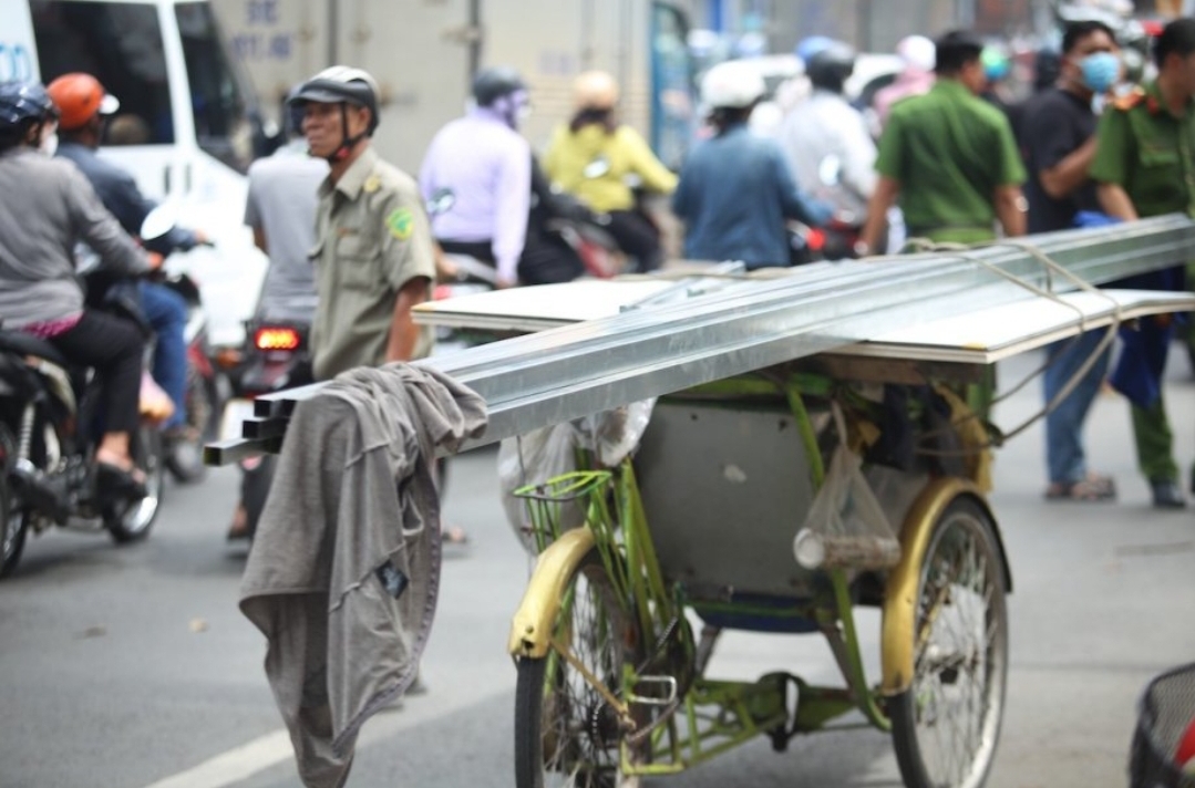 Đi tập văn nghệ, người phụ nữ t&ocirc;ng b&oacute; thanh sắt tr&ecirc;n xe x&iacute;ch l&ocirc; tử vong - Ảnh 4.