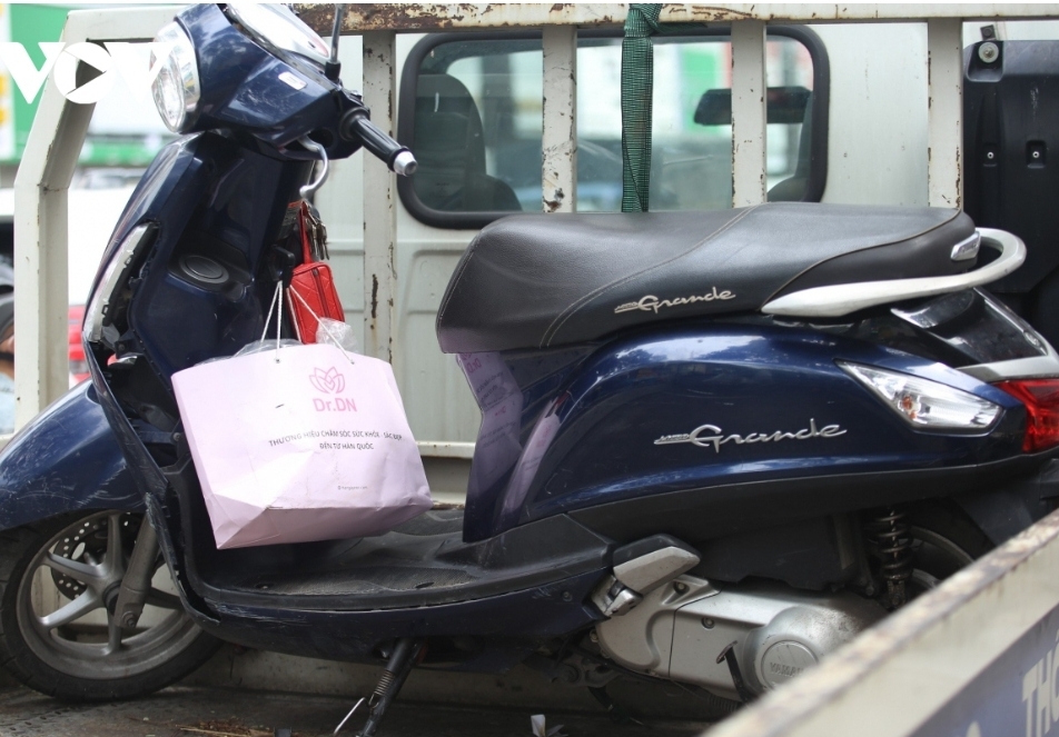 Đi tập văn nghệ, người phụ nữ t&ocirc;ng b&oacute; thanh sắt tr&ecirc;n xe x&iacute;ch l&ocirc; tử vong - Ảnh 3.