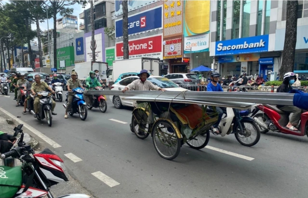 Đi tập văn nghệ, người phụ nữ t&ocirc;ng b&oacute; thanh sắt tr&ecirc;n xe x&iacute;ch l&ocirc; tử vong - Ảnh 2.