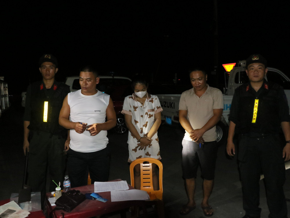 Bắt nh&oacute;m đối tượng l&agrave;m giả giấy tờ quy m&ocirc; to&agrave;n quốc - Ảnh 1.