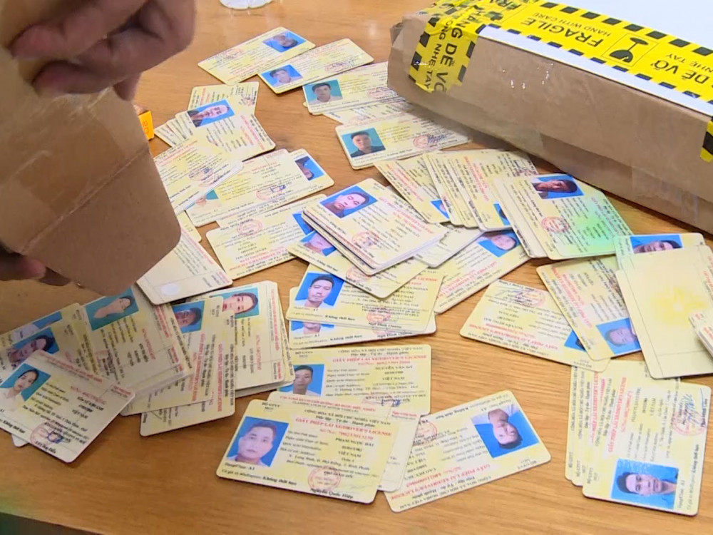 Bắt nh&oacute;m đối tượng l&agrave;m giả giấy tờ quy m&ocirc; to&agrave;n quốc - Ảnh 2.