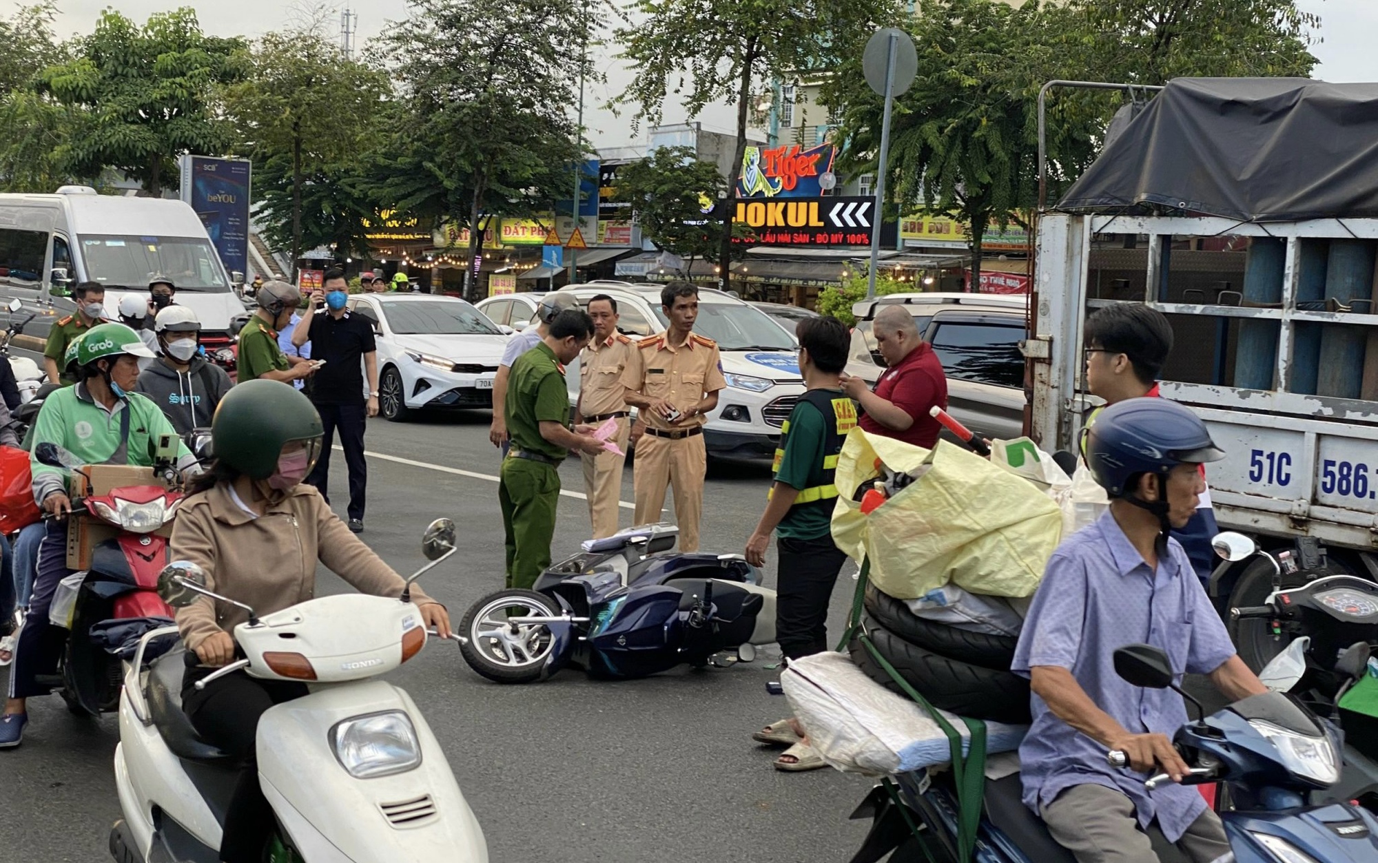 Cửa ng&otilde; s&acirc;n bay T&acirc;n Sơn Nhất &ugrave;n tắc nghi&ecirc;m trọng sau vụ TNGT chết người  - Ảnh 1.