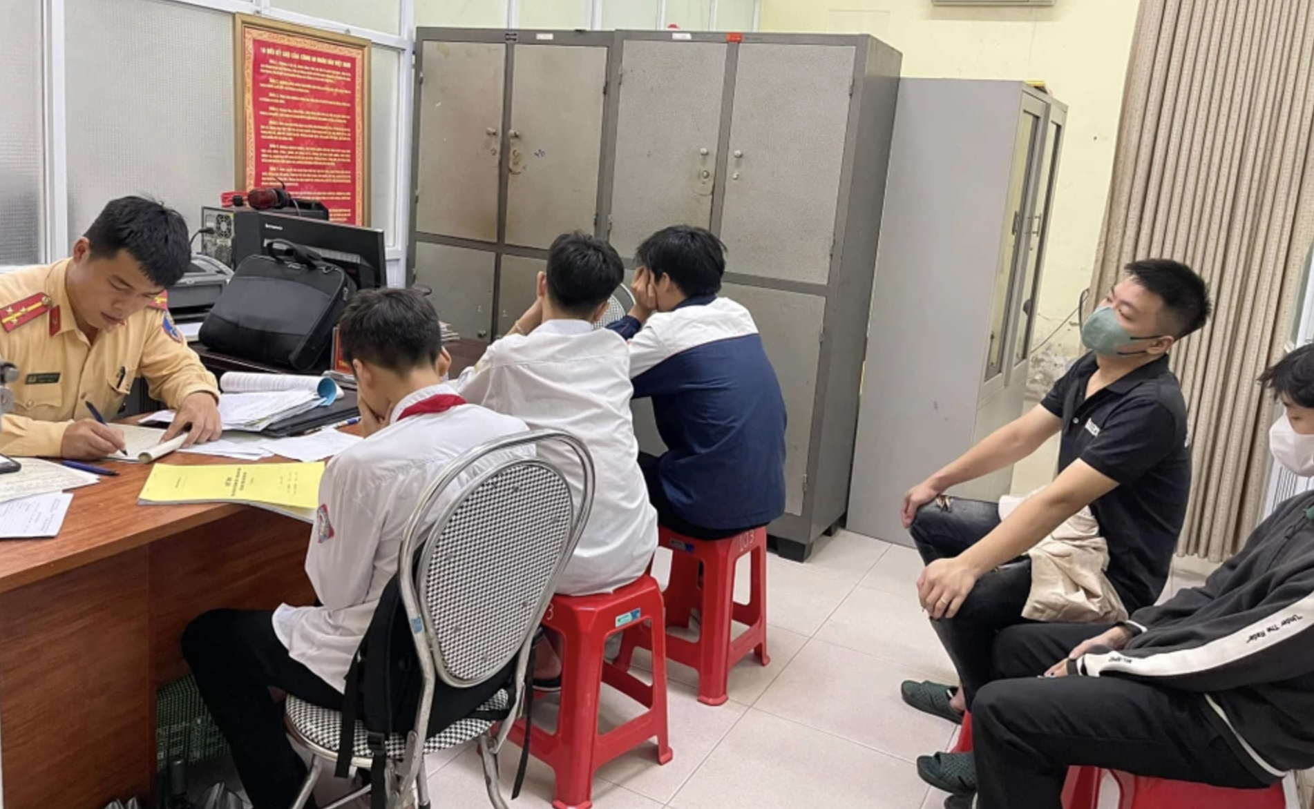 Nghệ An: K&ecirc;u gọi to&agrave;n d&acirc;n ph&aacute;t gi&aacute;c vi phạm trật tự an to&agrave;n giao th&ocirc;ng - Ảnh 2.