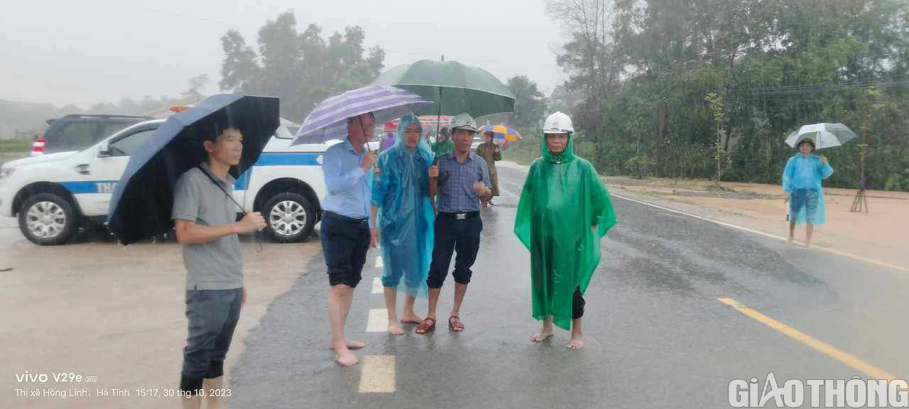 Ứng phó "4 tại chỗ" - chìa khóa giữ thông đường của người làm duy tu đường bộ mùa mưa bão - Ảnh 1. Ứng phó "4 tại chỗ" - chìa khóa giữ thông đường của người làm duy tu đường bộ mùa mưa bão - Ảnh 1.