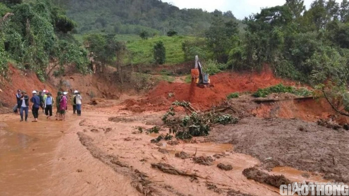 Ứng phó "4 tại chỗ" - chìa khóa giữ thông đường của người làm duy tu đường bộ mùa mưa bão - Ảnh 3. Ứng phó "4 tại chỗ" - chìa khóa giữ thông đường của người làm duy tu đường bộ mùa mưa bão - Ảnh 3.